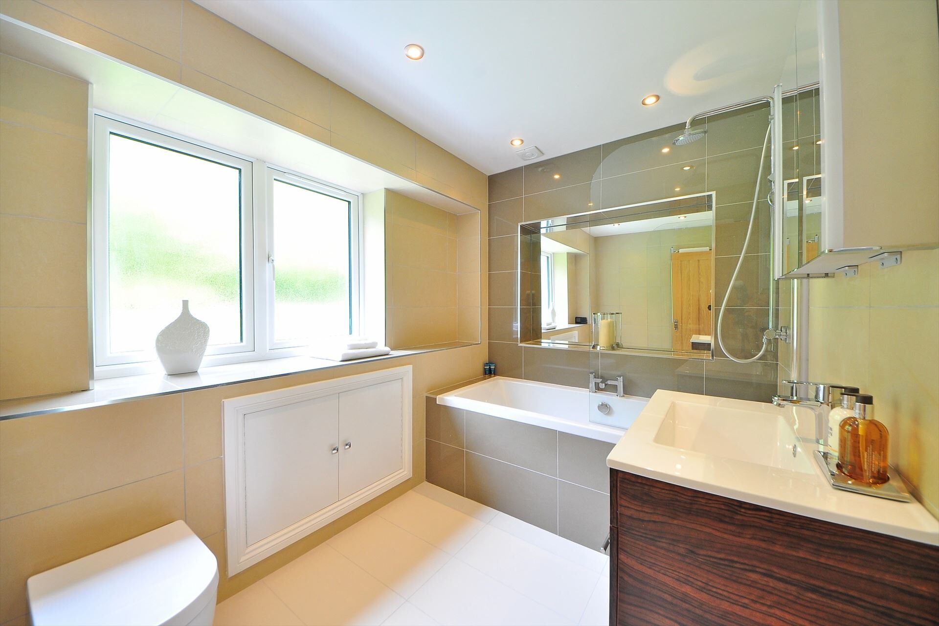 bathroom-1336167_1920_R